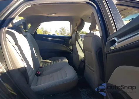 2015 Ford Fusion S z USA, uszkodzony, nr VIN 1FA6P0G75F5116563